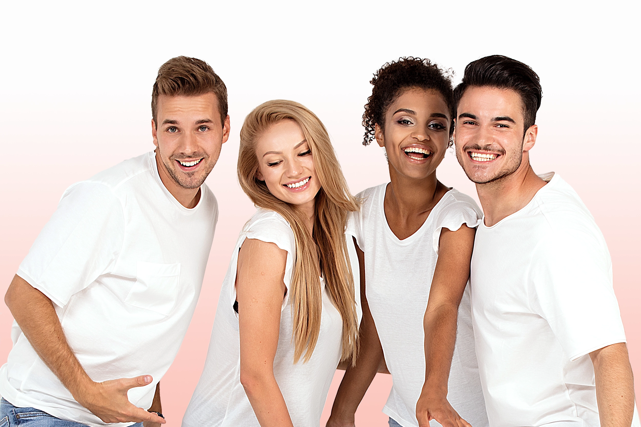 Gruppo di ragazze e ragazzi giovani e sorridenti, 30 anni circa, con maglietta bianca. Lo sfondo è rosa.